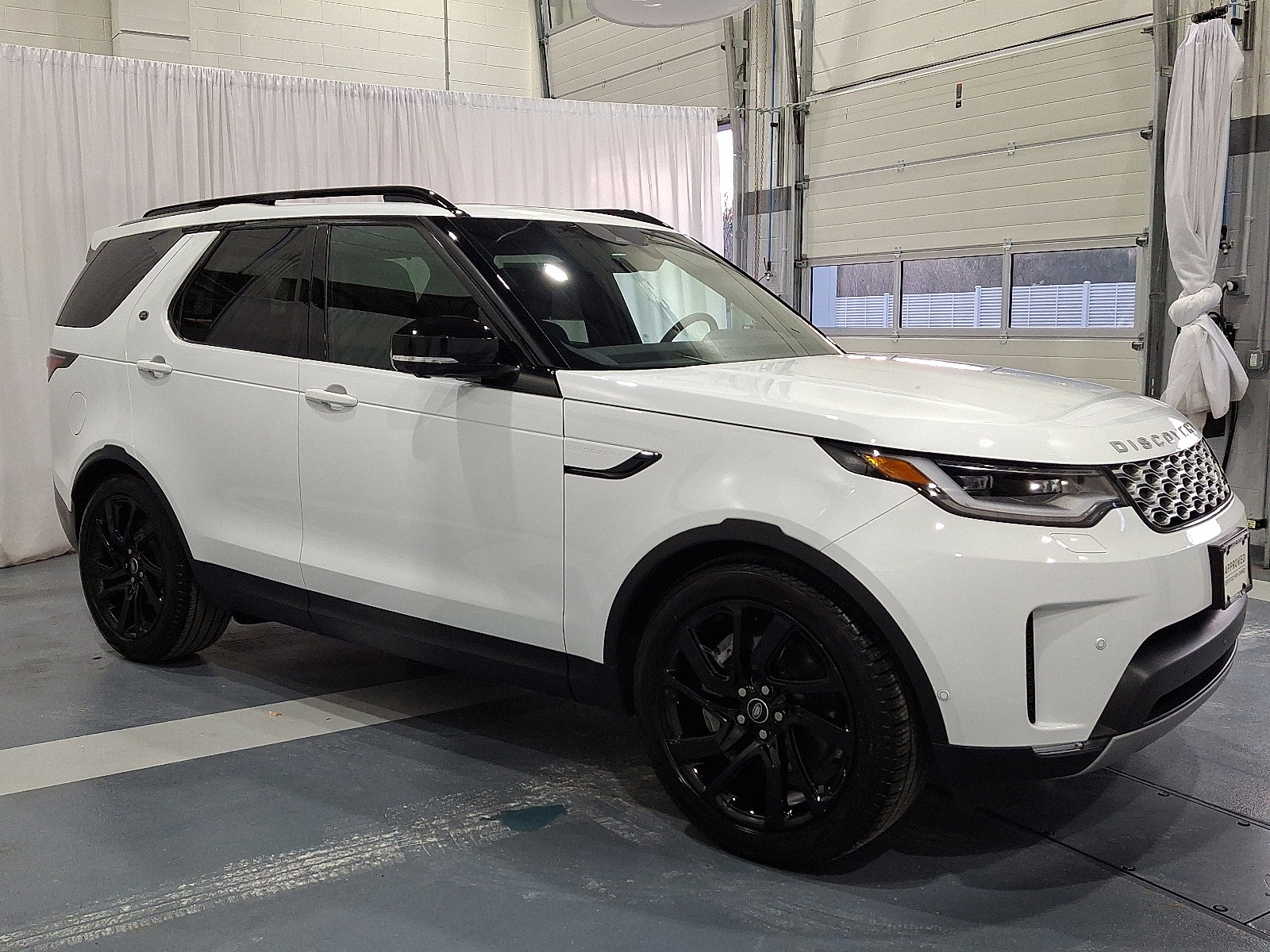 Certified 2025 Land Rover Discovery S image 7
