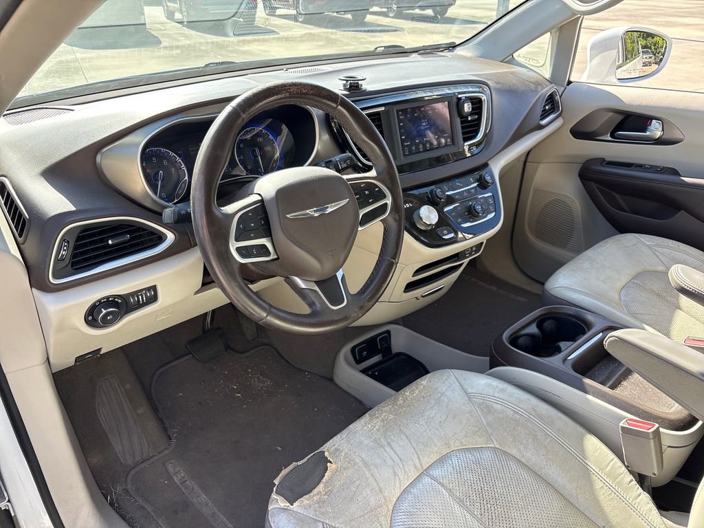 Used 2018 Chrysler Pacifica Touring-L FWD image 4