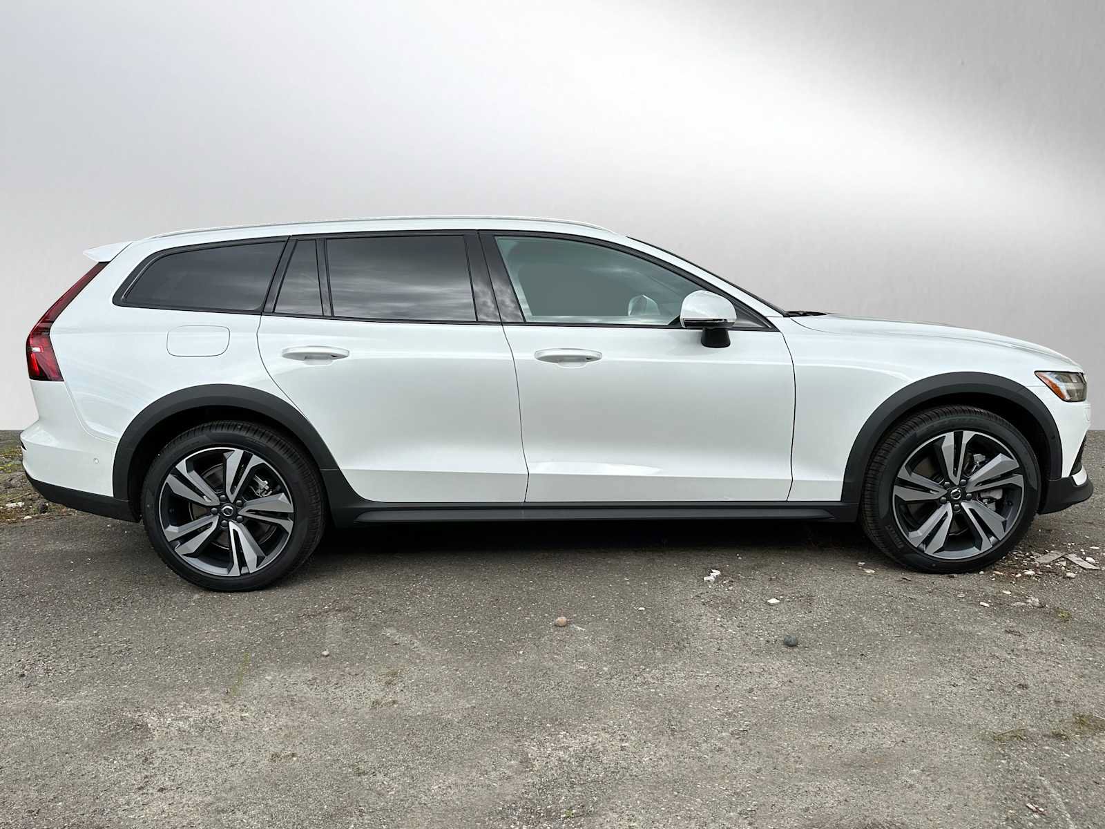 New 2026 Volvo V60 B5 Cross Country Plus w/ Climate Package AWD/4WD image 2