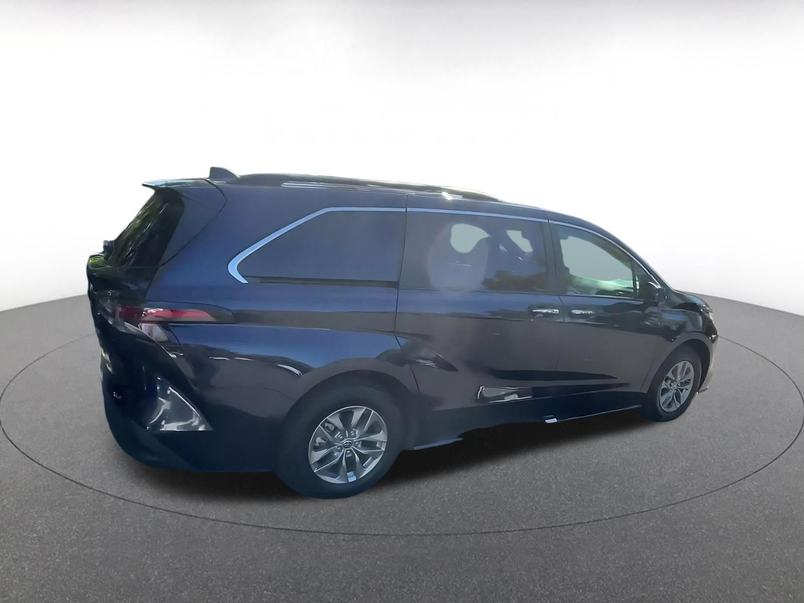 Used 2025 Toyota Sienna XLE FWD image 13