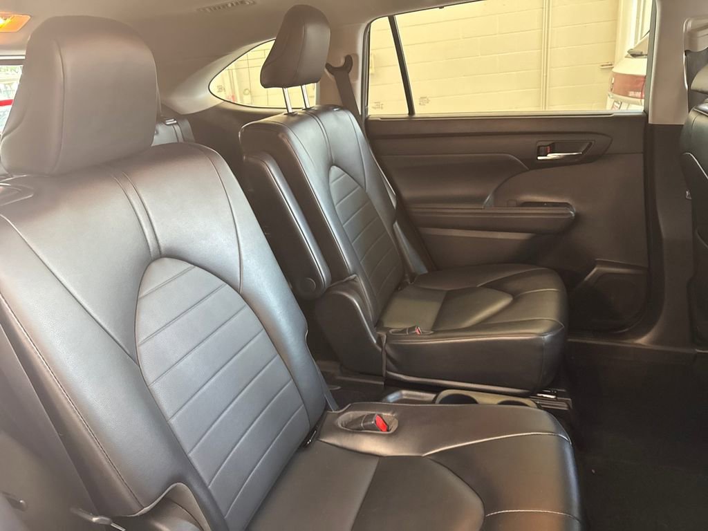 Used 2022 Toyota Highlander XLE image 14