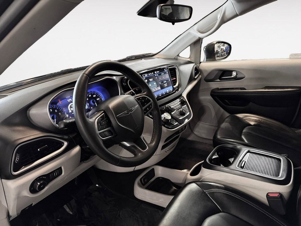 Used 2023 Chrysler Pacifica Touring-L image 10