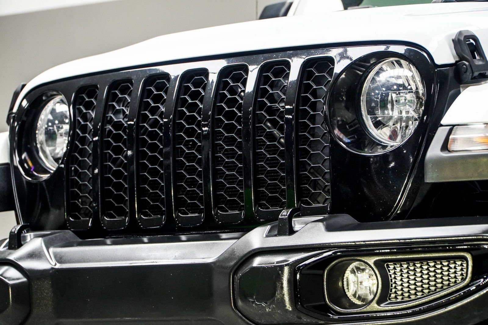 Used 2022 Jeep Gladiator Willys AWD/4WD image 2