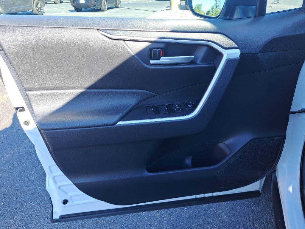 Used 2025 Toyota RAV4 XLE FWD image 25