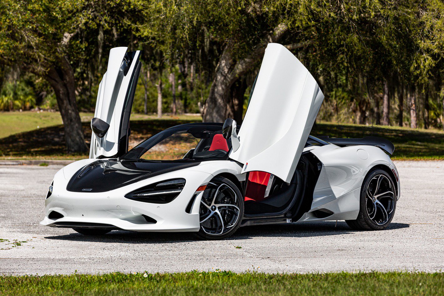 Used 2024 McLaren 750S Spider image 1
