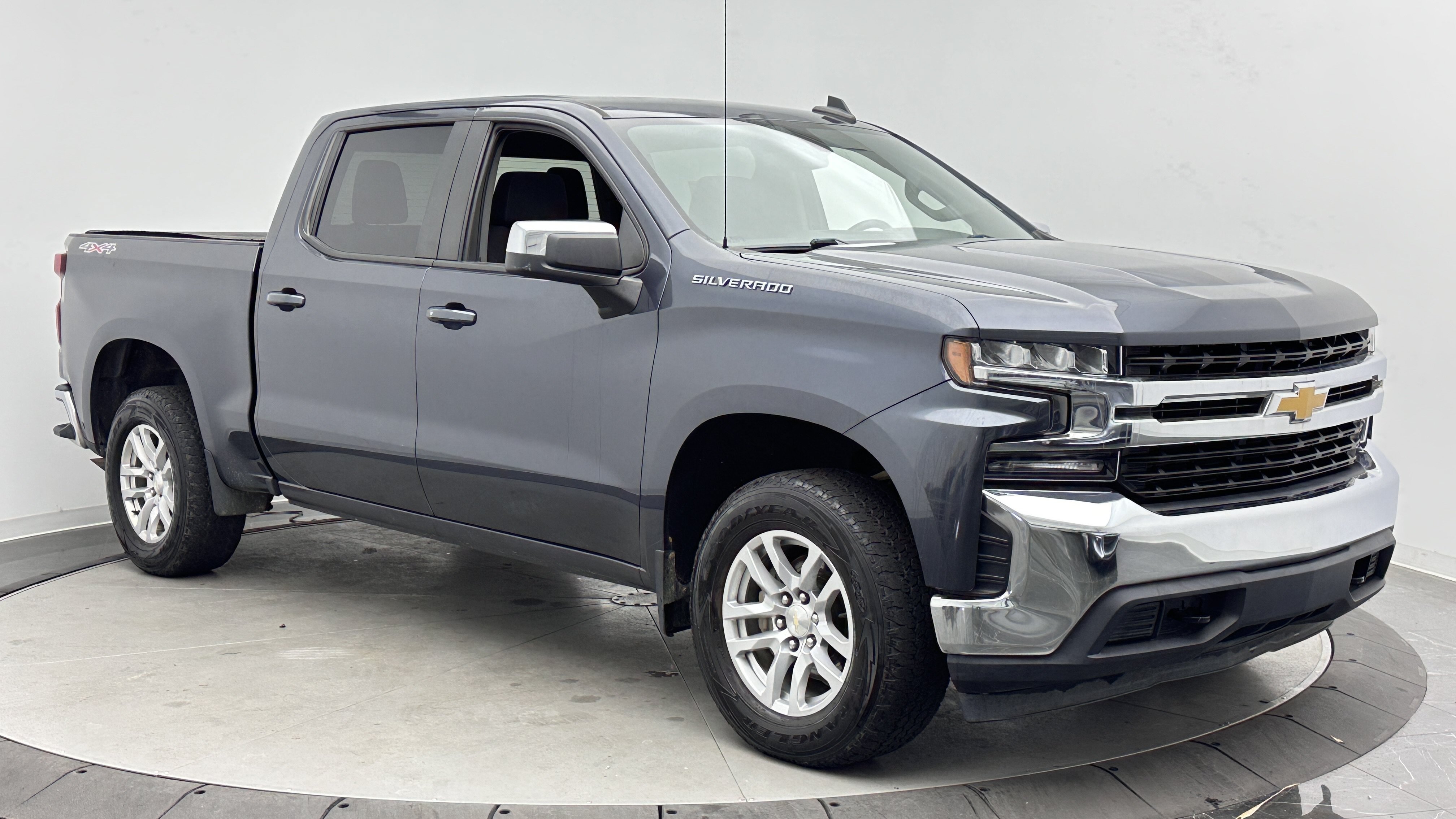 Used 2022 Chevrolet Silverado 1500 LT AWD/4WD image 3