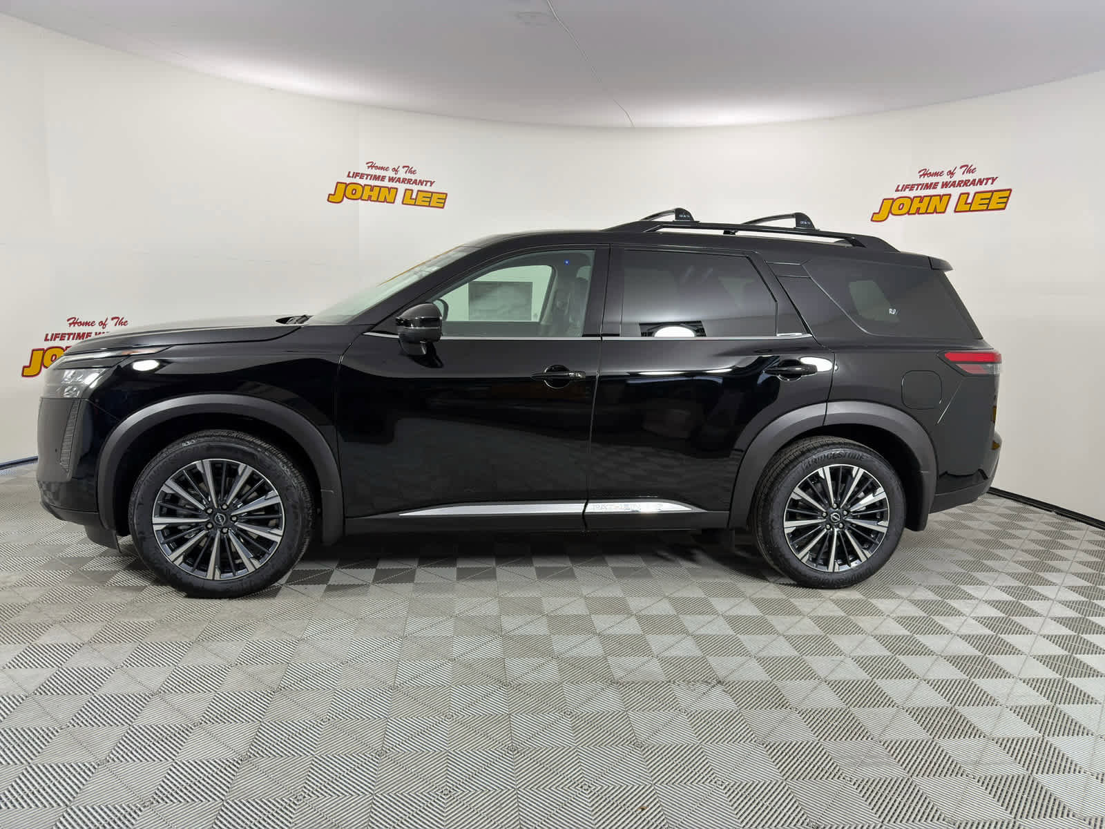 New 2026 Nissan Pathfinder Platinum image 2