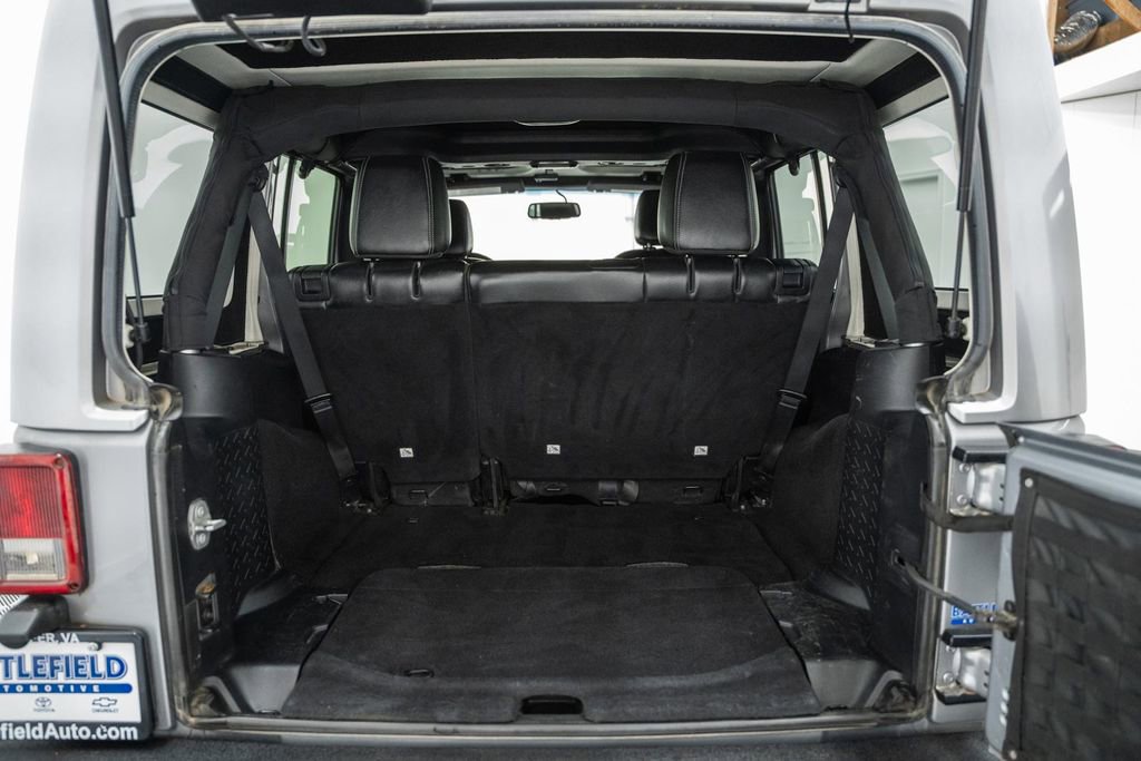 Used 2015 Jeep Wrangler Unlimited Rubicon w/ Connectivity Group image 9