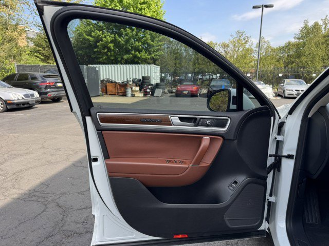 Used 2016 Volkswagen Touareg Sport AWD/4WD image 18