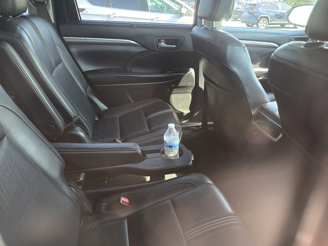 Used 2018 Toyota Highlander SE image 18
