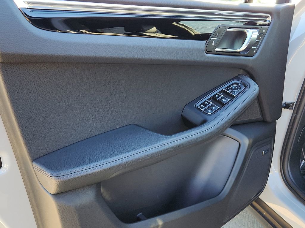 Certified 2025 Porsche Macan image 15