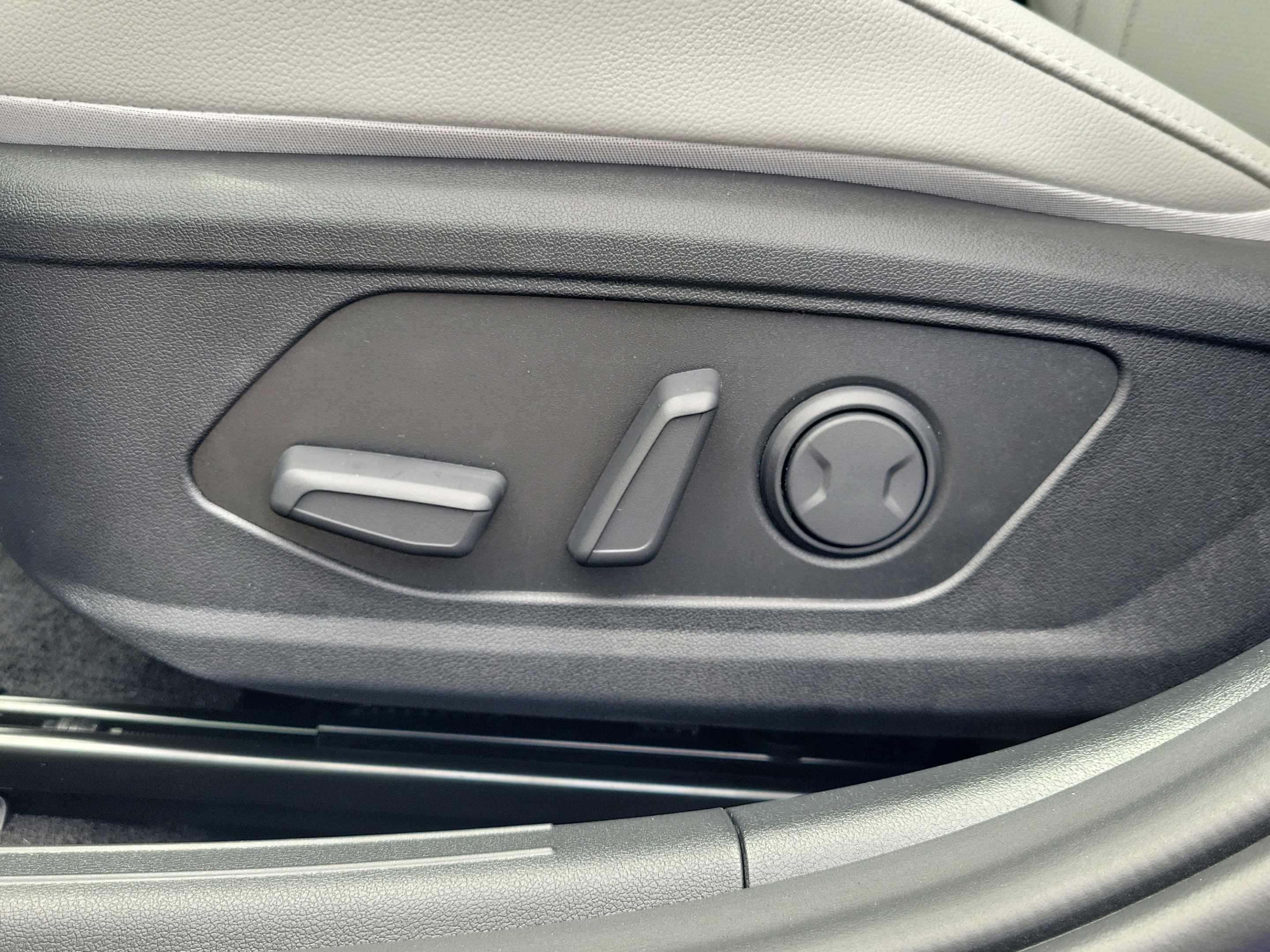 Certified 2025 Hyundai Elantra Limited FWD image 20