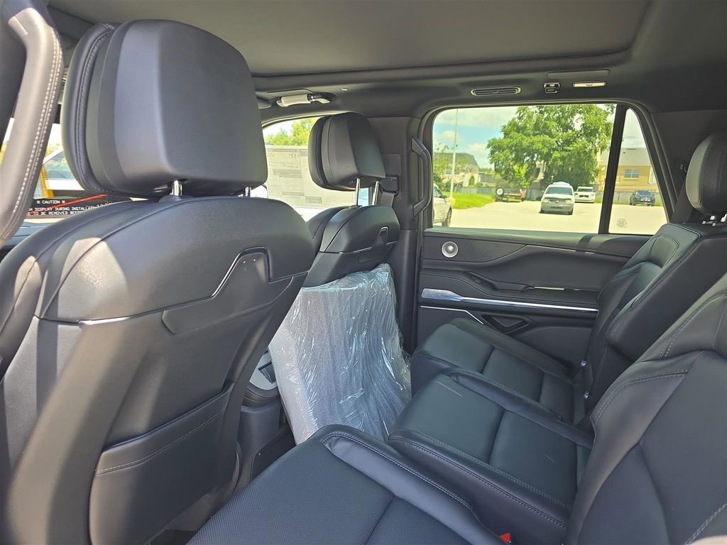 New 2025 Lincoln Navigator Reserve w/ Jet Appearance Package image 18
