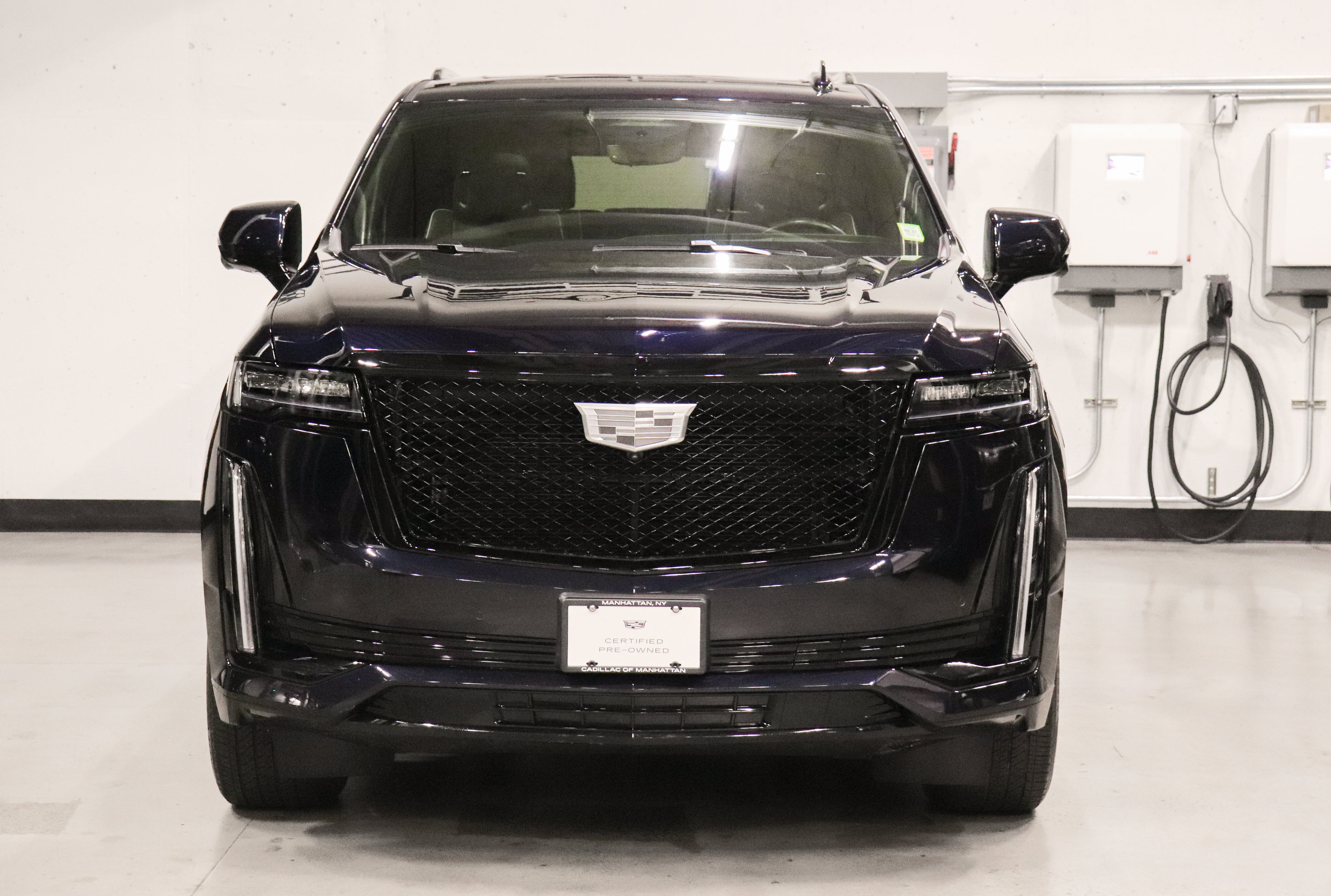 Used 2023 Cadillac Escalade ESV Sport w/ LPO, ONYX Package AWD/4WD image 8