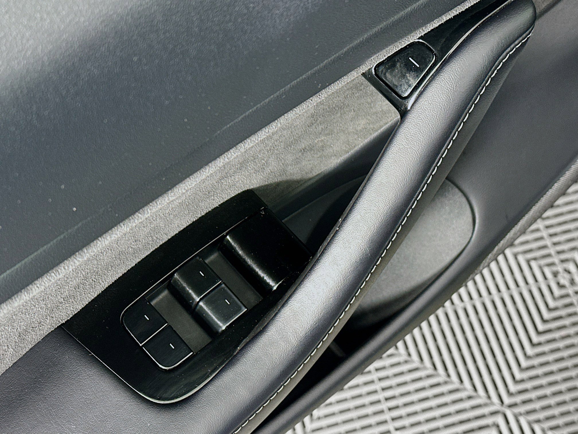 Used 2018 Tesla Model 3 Long Range RWD image 15