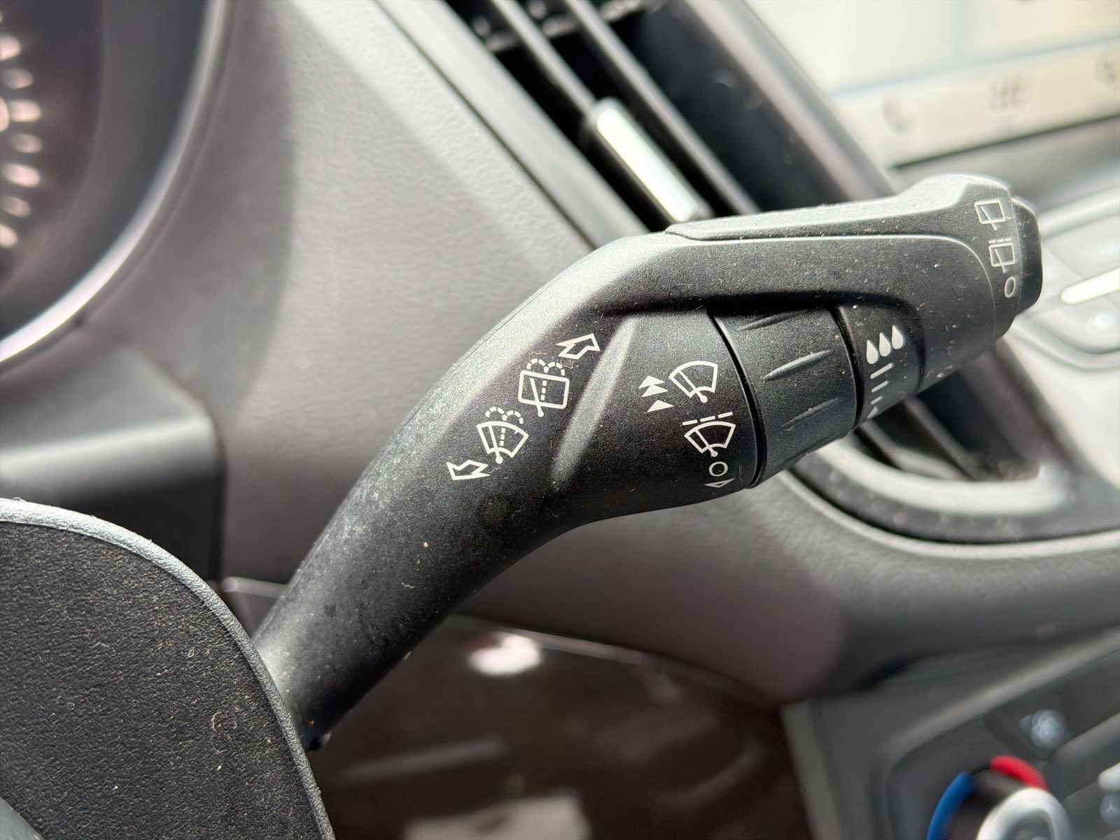 Used 2018 Ford Escape SE w/ SE Sport Appearance Package image 31