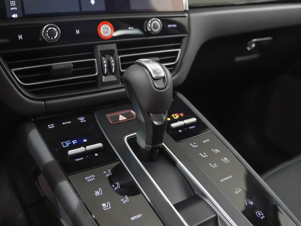 Used 2026 Porsche Macan AWD/4WD image 32