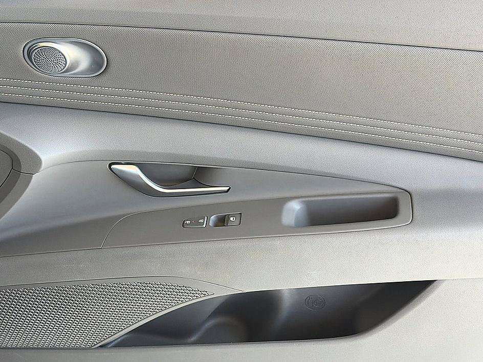 Certified 2025 Hyundai Elantra SEL FWD image 25