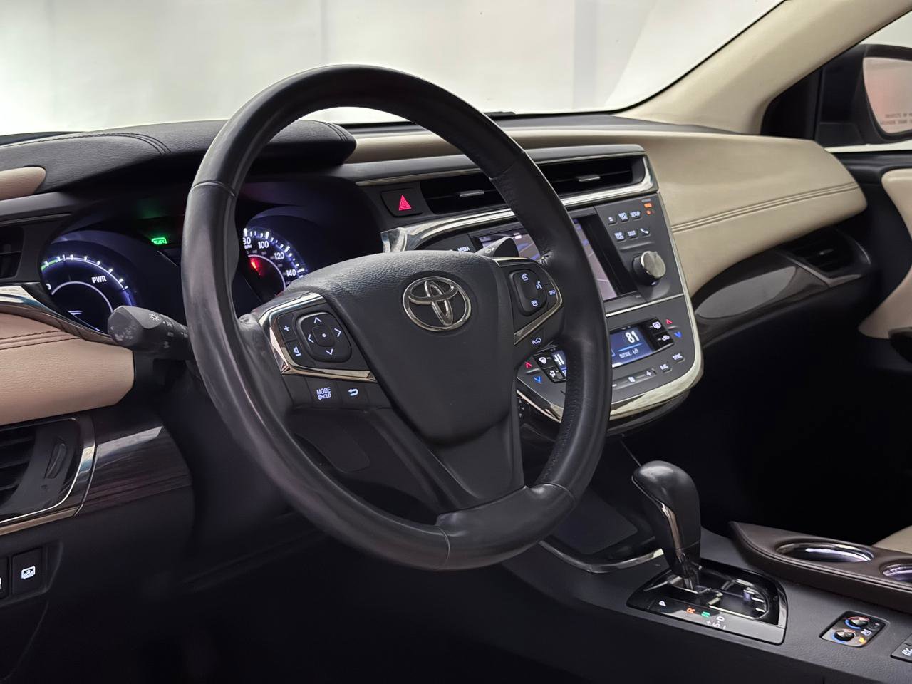 Used 2013 Toyota Avalon Limited w/ Technology Pkg FWD image 19