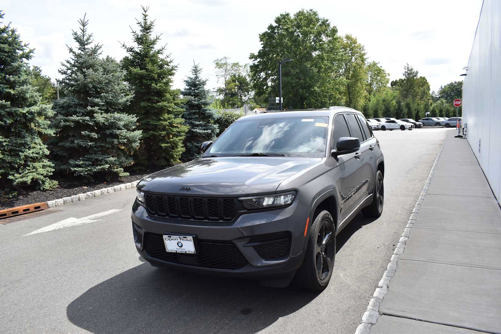 Used 2023 Jeep Grand Cherokee Altitude AWD/4WD image 3