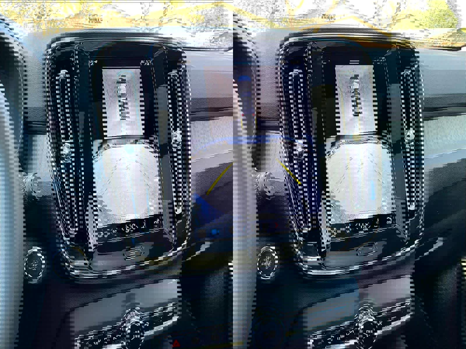 Used 2025 Volvo XC40 B5 Plus image 24