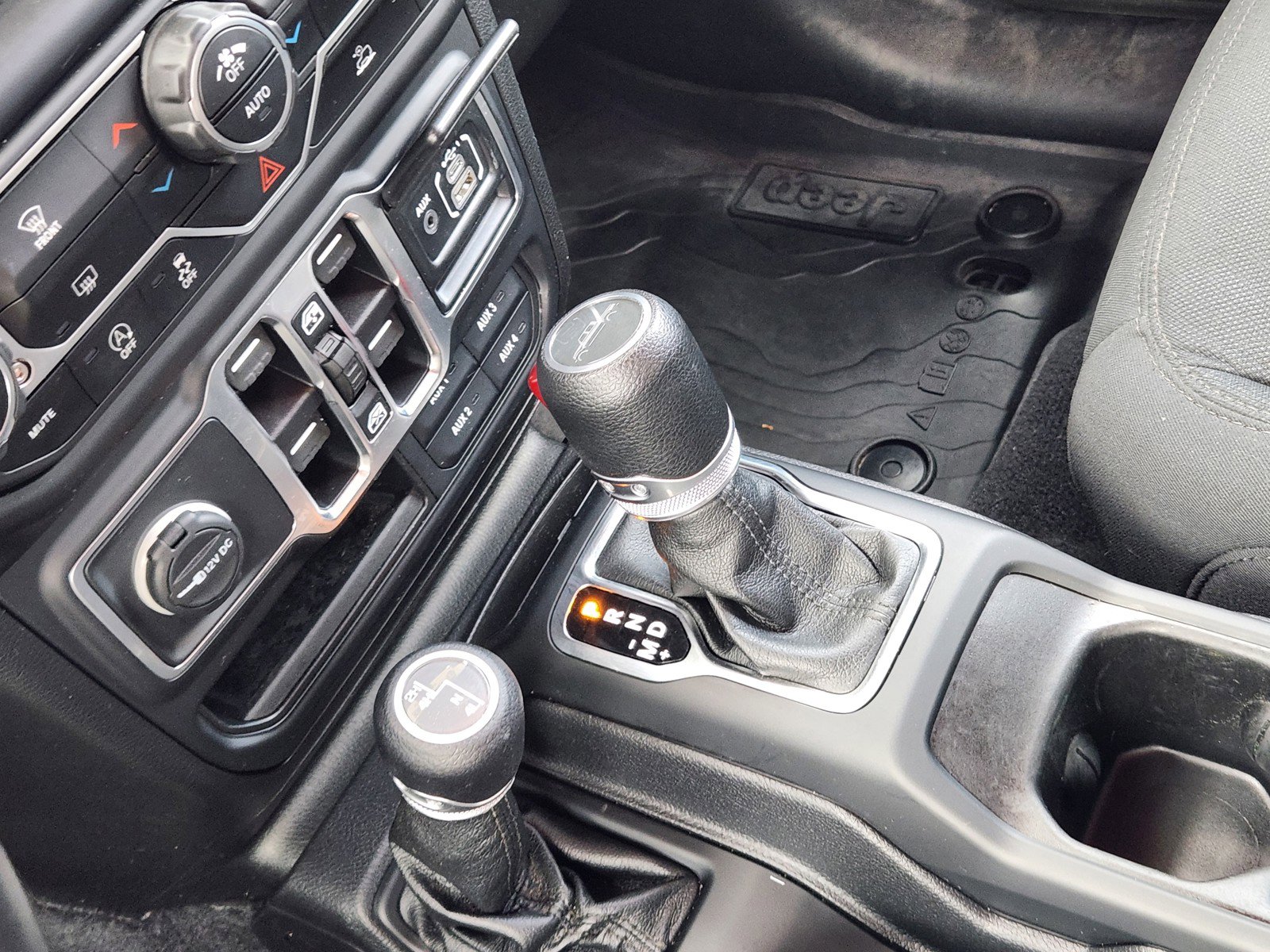 Used 2021 Jeep Gladiator Willys AWD/4WD image 15