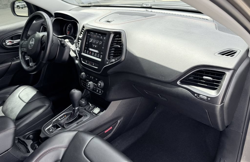 Used 2021 Jeep Cherokee Trailhawk AWD/4WD image 28