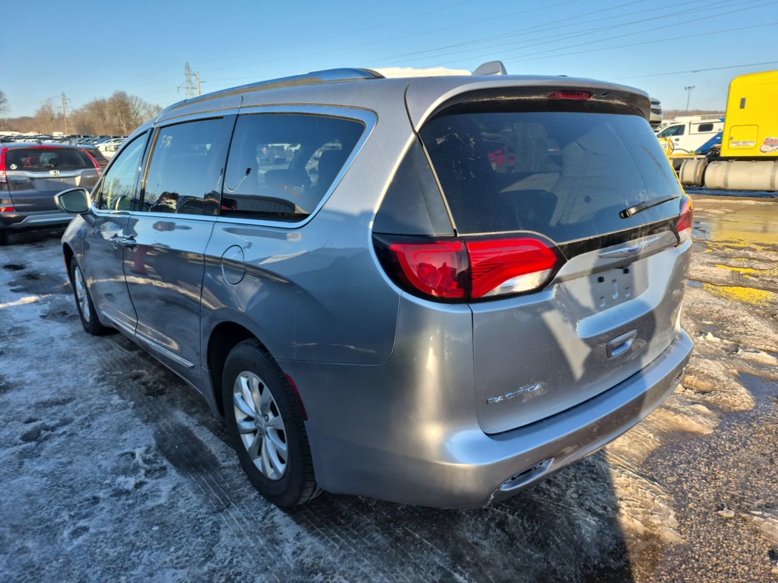 Used 2018 Chrysler Pacifica Touring-L w/ Advanced Safetytec Group FWD image 6