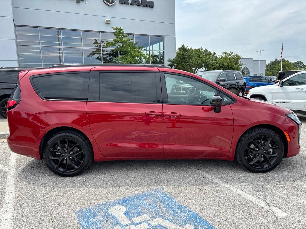 New 2027 Chrysler Pacifica Limited w/ Family Tech Group AWD/4WD image 13