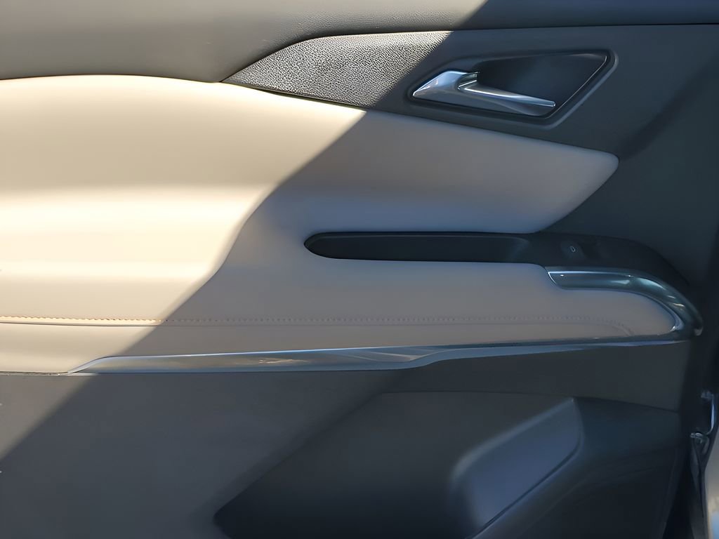 Used 2025 Chevrolet Traverse LT image 43