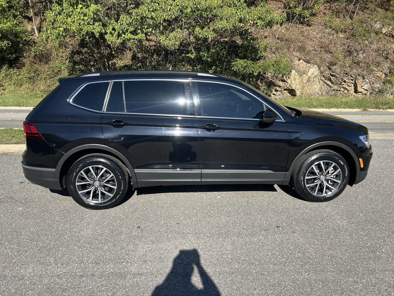 Used 2020 Volkswagen Tiguan SE w/ Panoramic Sunroof Package image 9