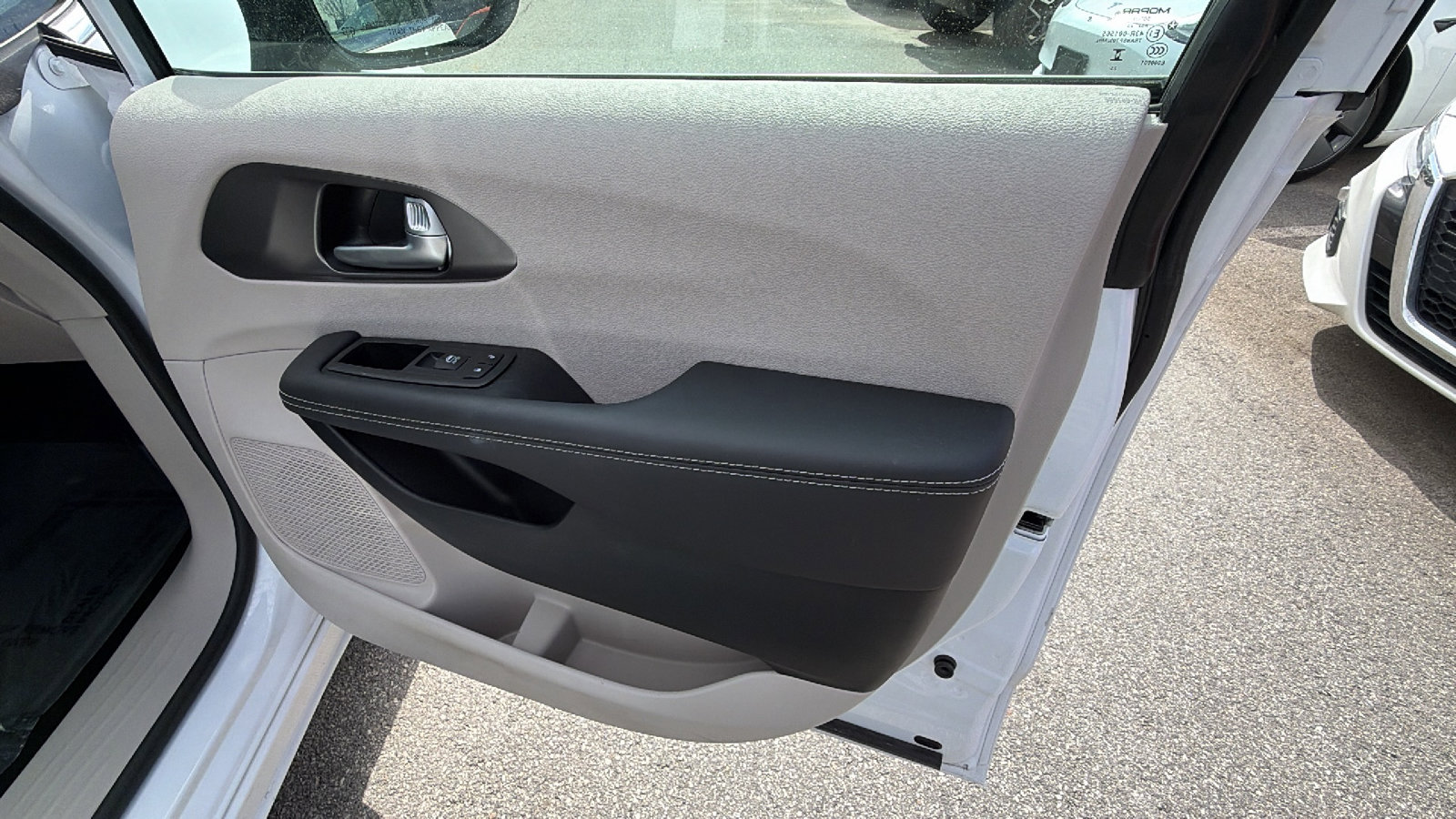 Used 2024 Chrysler Pacifica Touring-L image 18