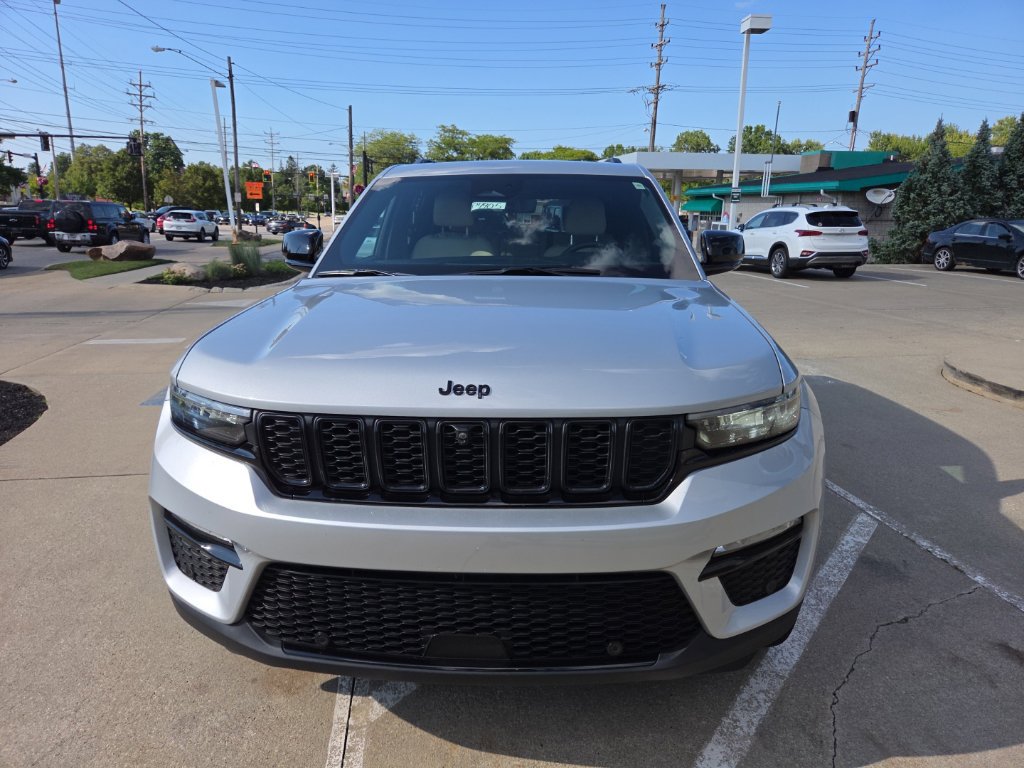 Certified 2024 Jeep Grand Cherokee Limited w/ Luxury Tech Group II AWD/4WD image 5