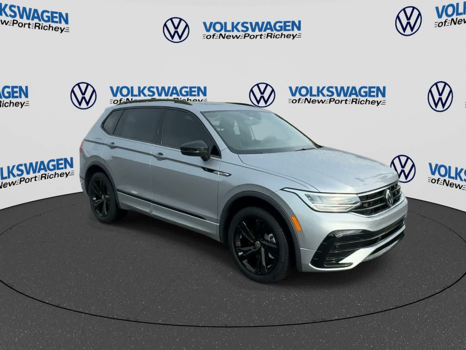 Used 2023 Volkswagen Tiguan SE R-Line FWD image 2