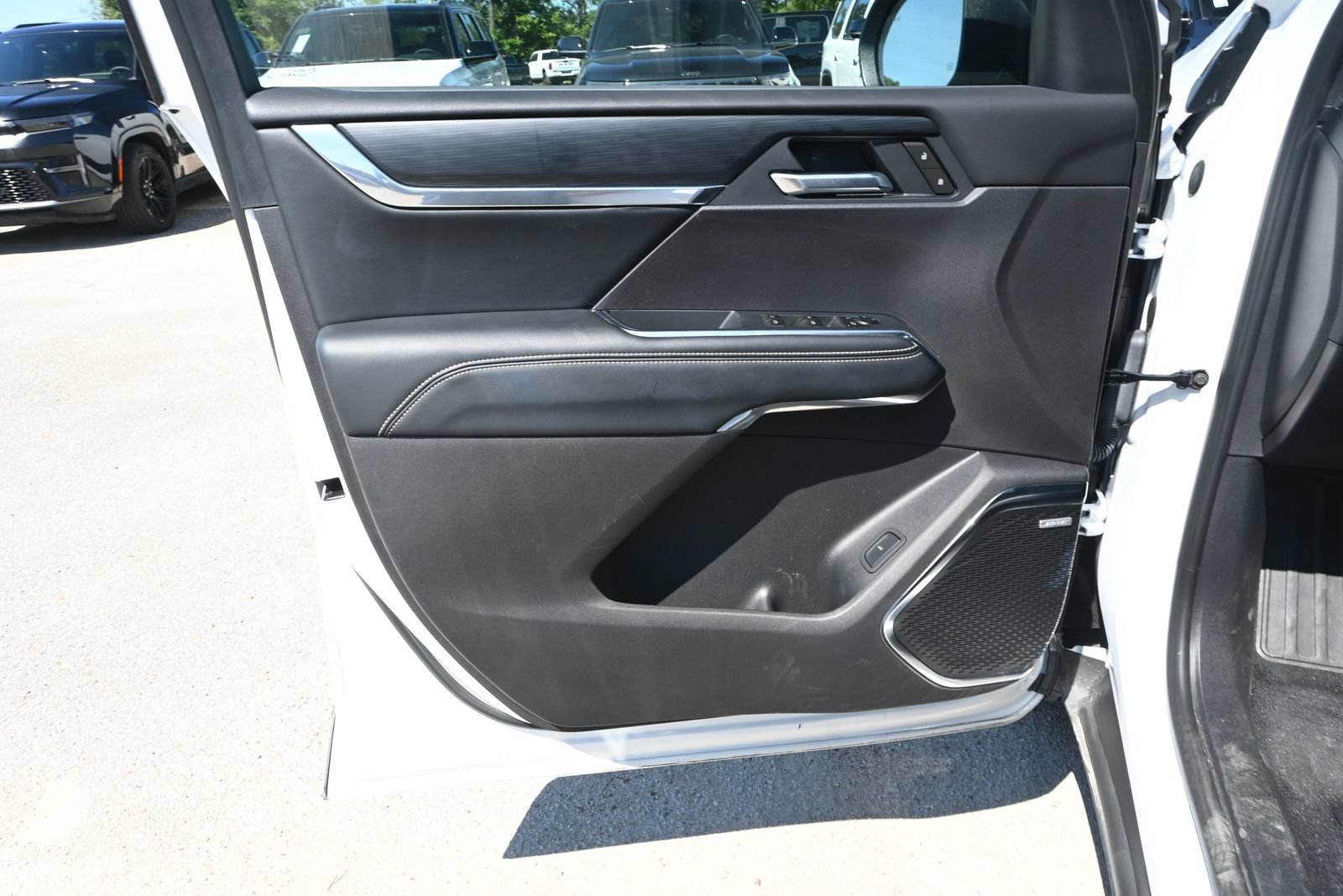 Used 2026 GMC Acadia Elevation w/ Elevation Premium Package FWD image 8