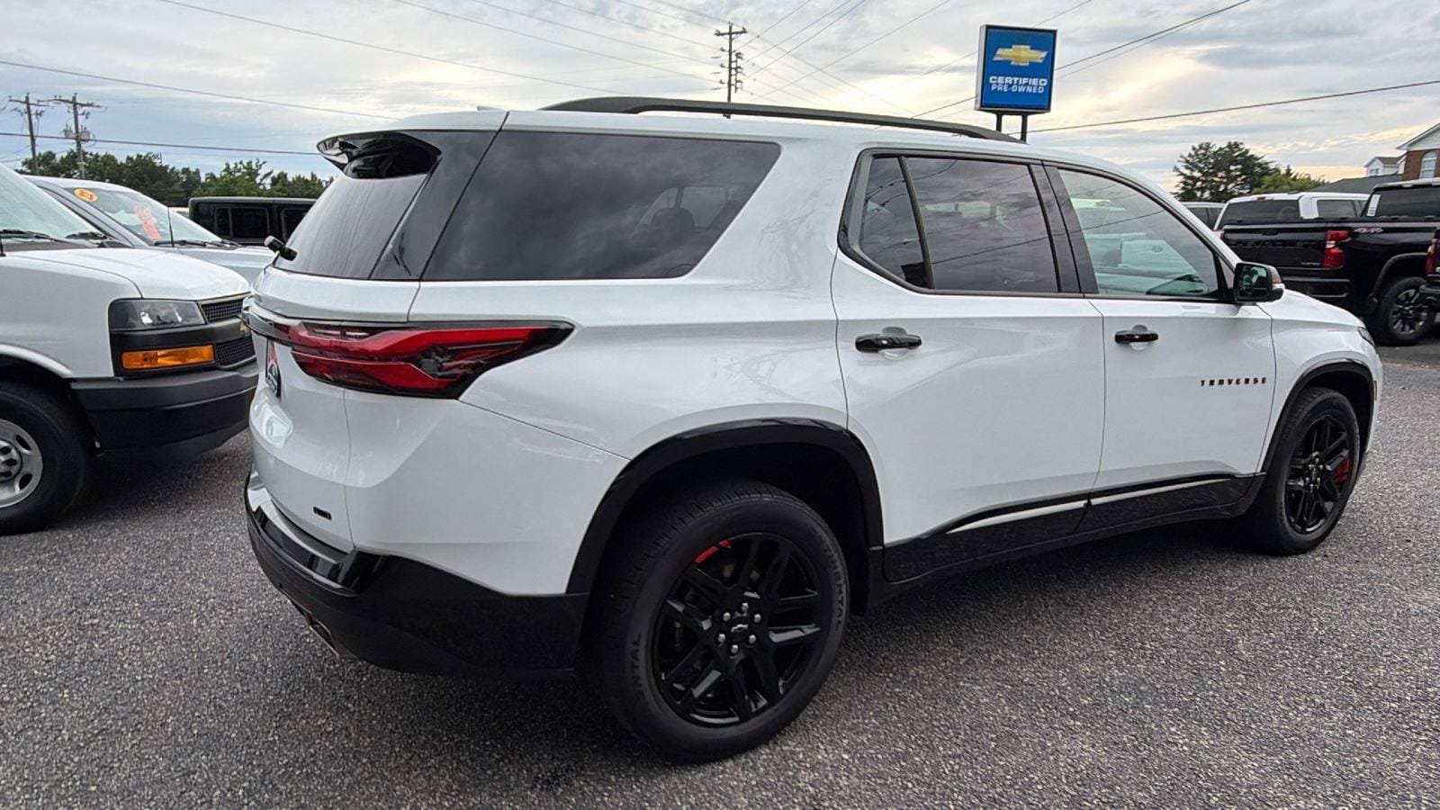 Used 2023 Chevrolet Traverse Premier w/ Redline Edition AWD/4WD image 9