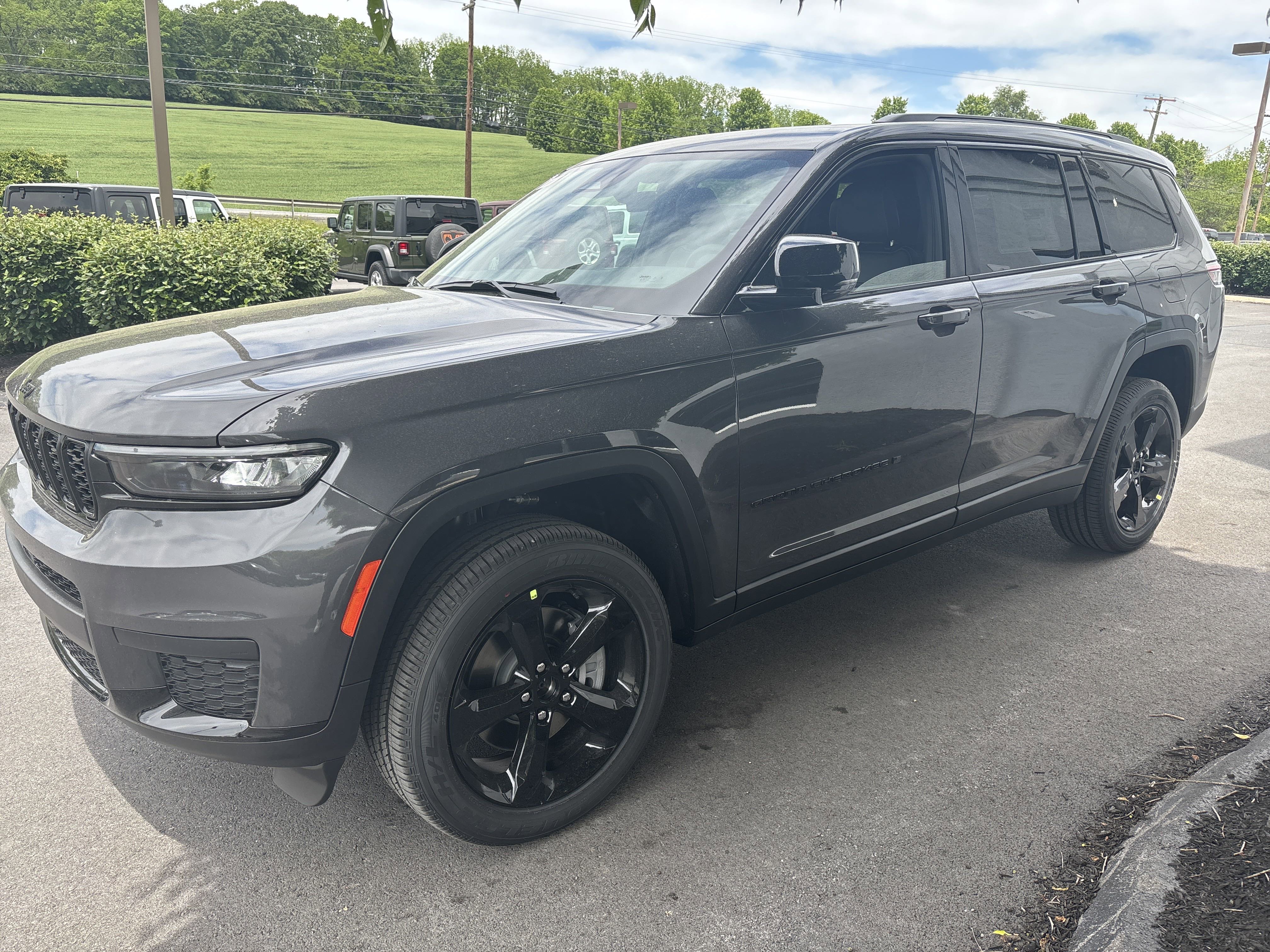 New 2025 Jeep Grand Cherokee L Altitude image 8