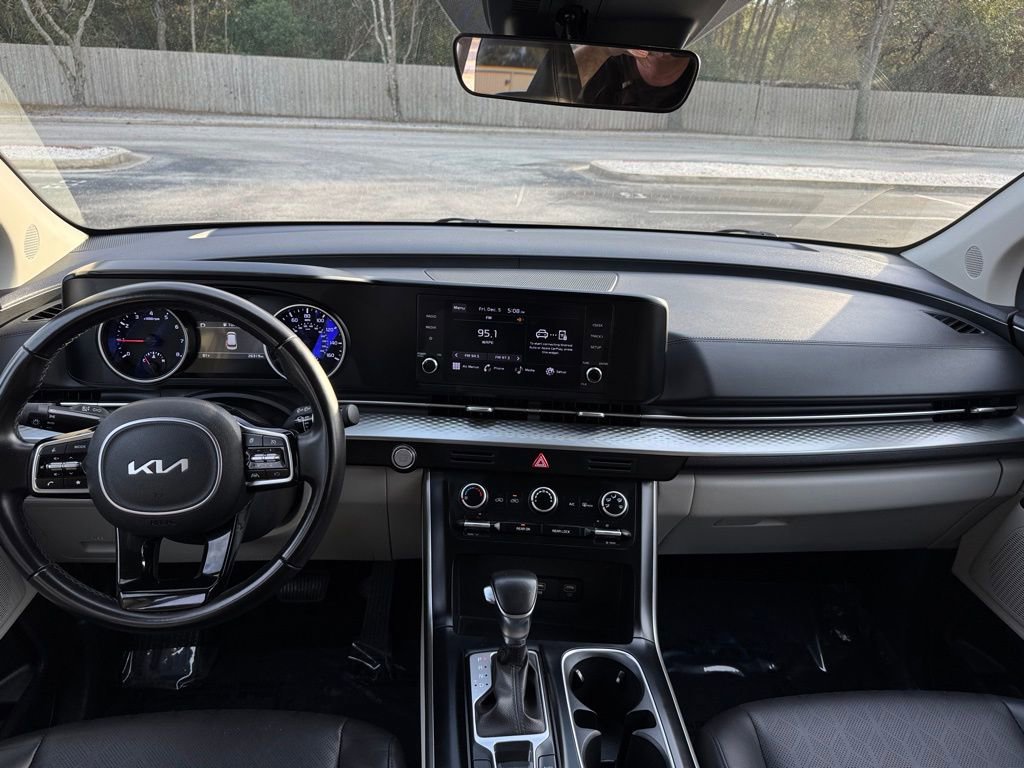 Used 2024 Kia Carnival LX image 25