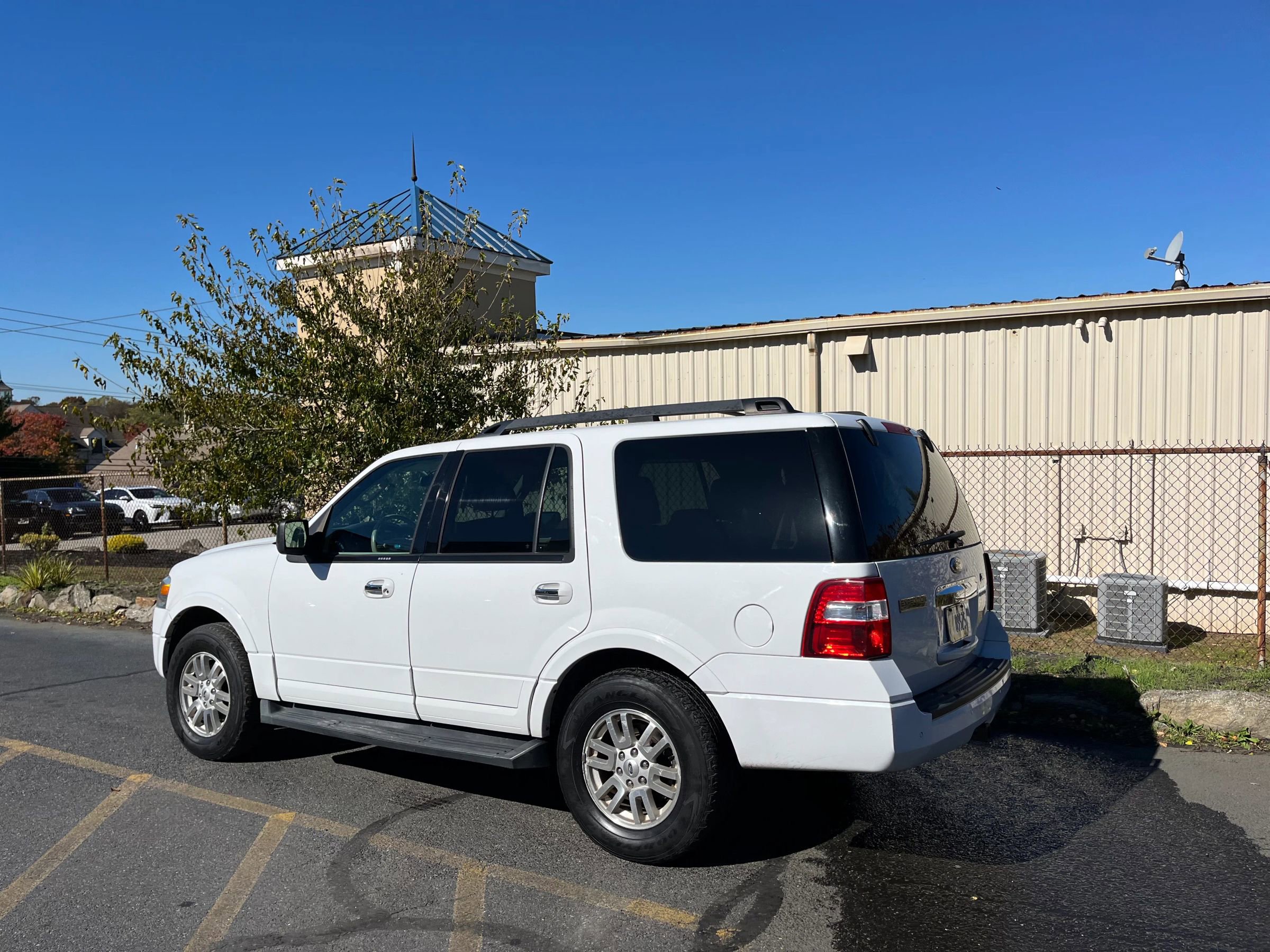 Used 2011 Ford Expedition XLT w/ HD Trailer Tow Pkg image 4