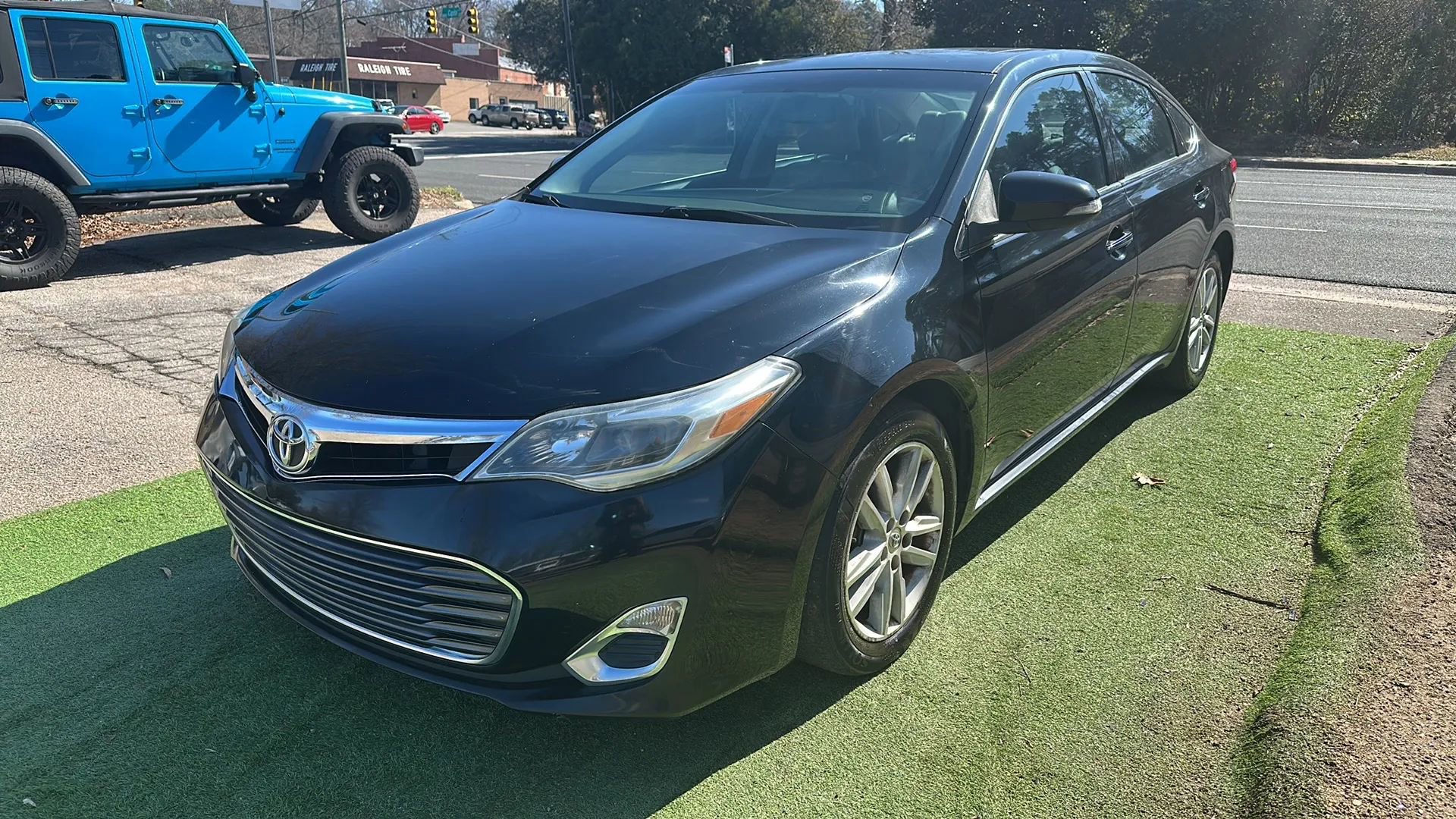 Used 2013 Toyota Avalon XLE Premium FWD image 3