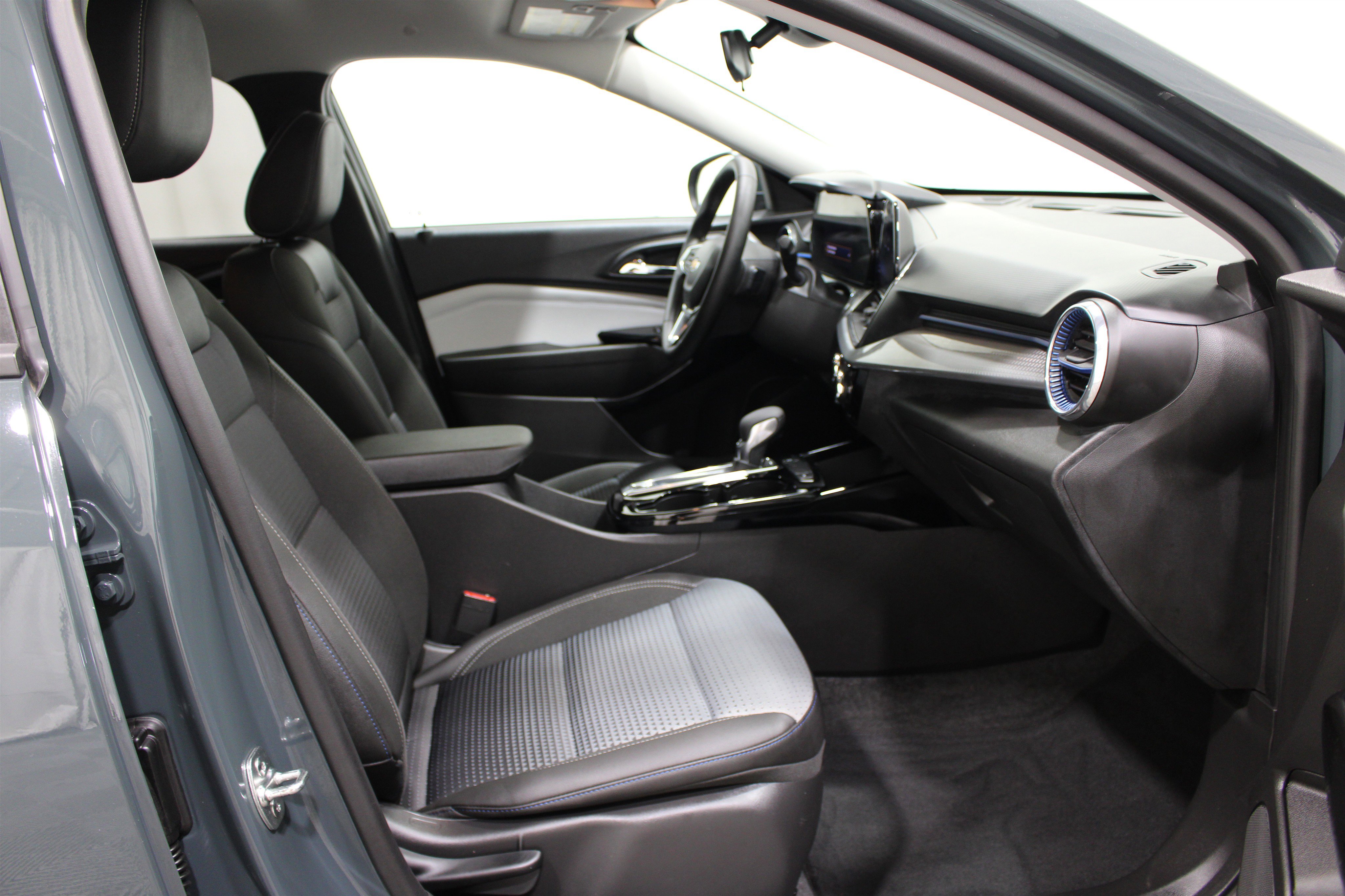 Used 2025 Chevrolet Trax LT w/ LT Convenience Package FWD image 22