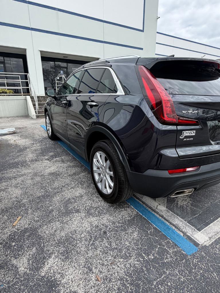 Used 2022 Cadillac XT4 Luxury w/ Cold Weather Package image 3