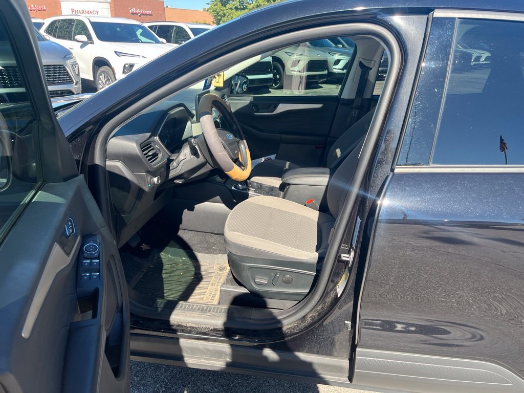 Used 2022 Ford Escape SE w/ SE Sport Appearance Package FWD image 6
