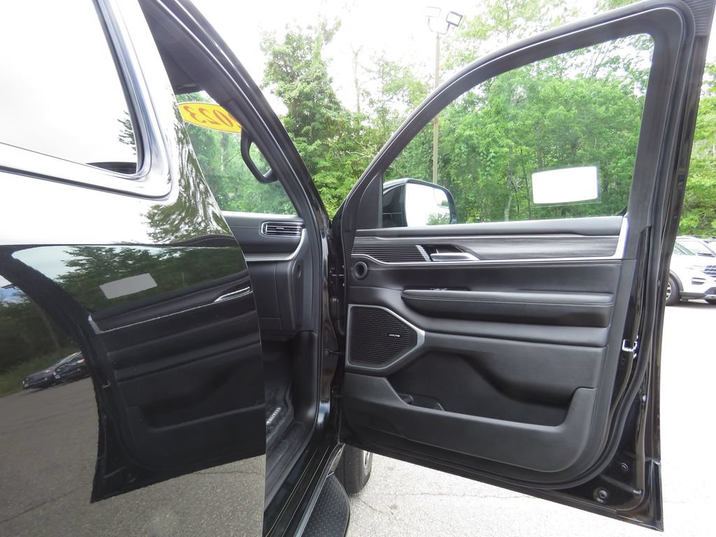 Used 2023 Jeep Wagoneer Series III w/ Convenience Group I AWD/4WD image 12