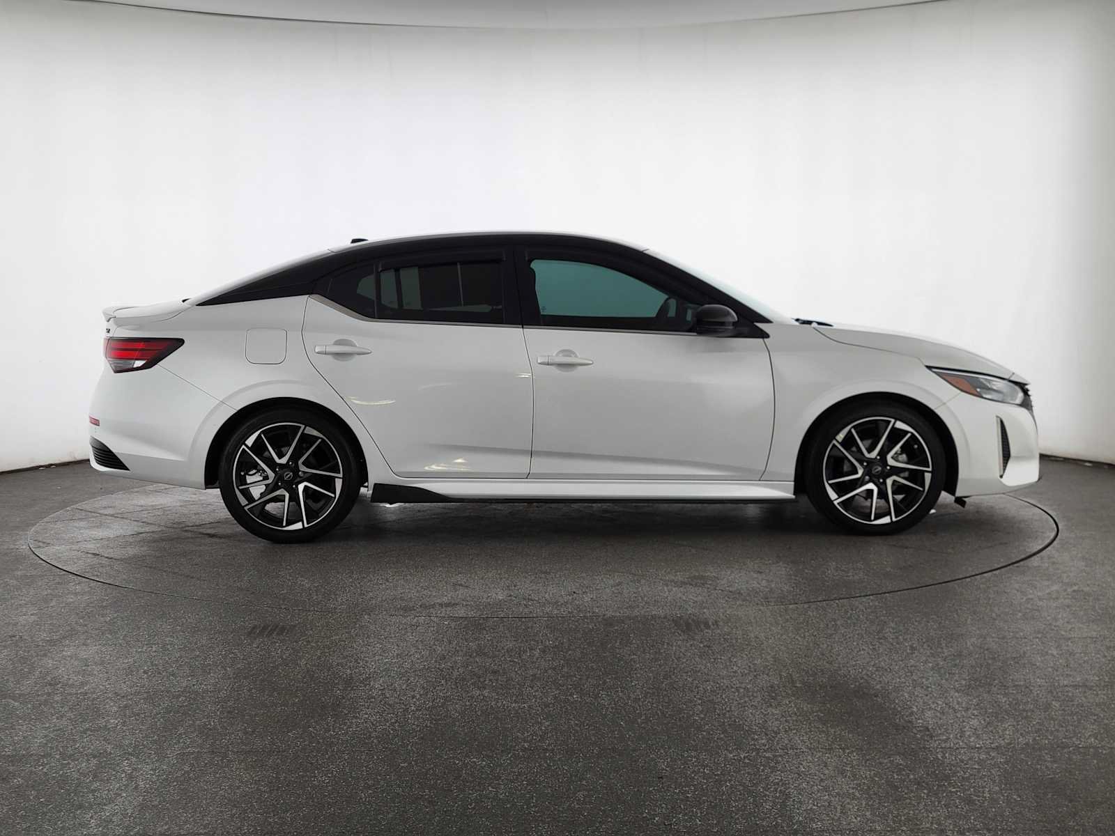 Used 2024 Nissan Sentra SR FWD image 3