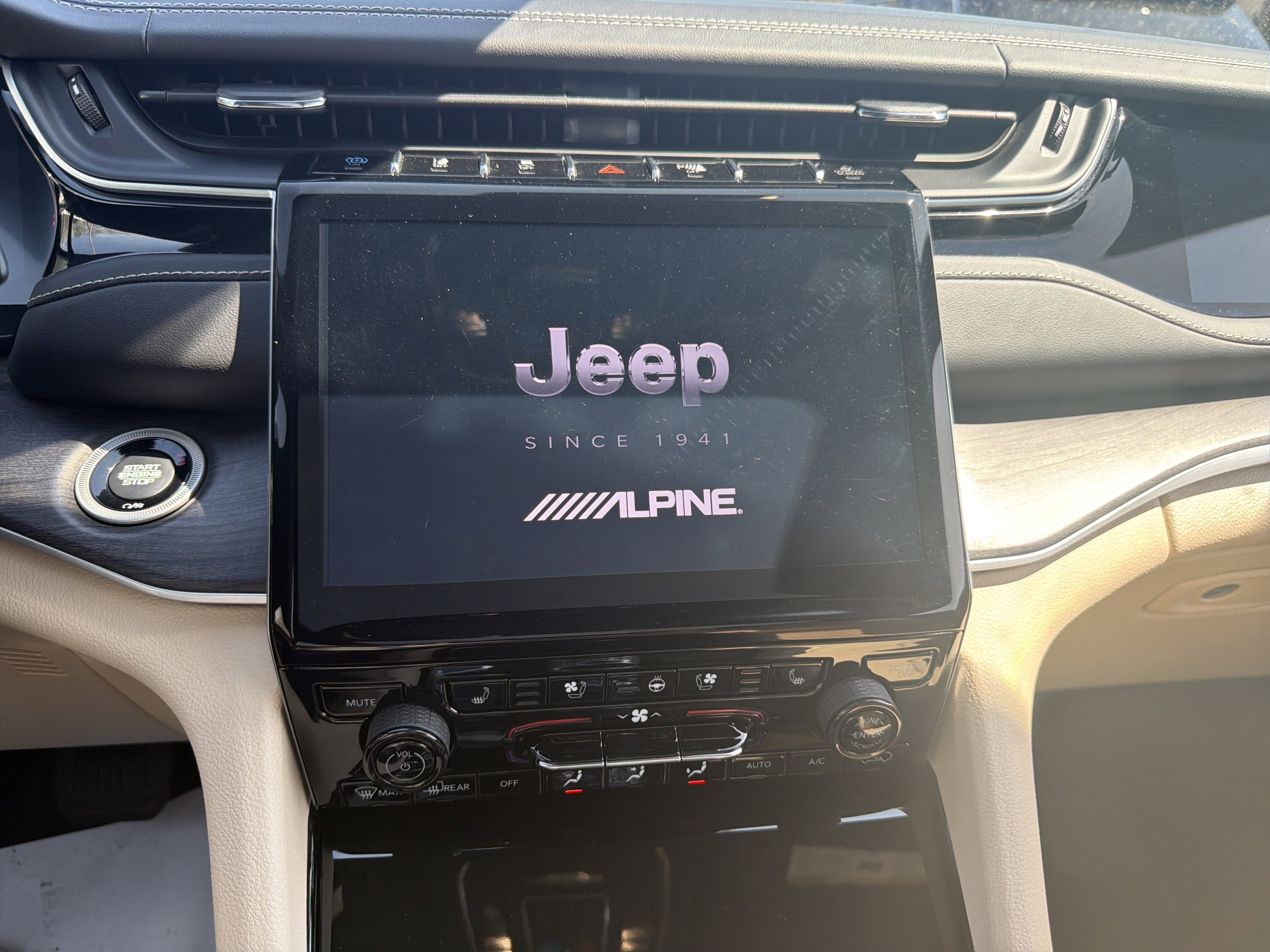 Certified 2022 Jeep Grand Cherokee Limited 4xe w/ Luxury Tech Group II AWD/4WD image 21