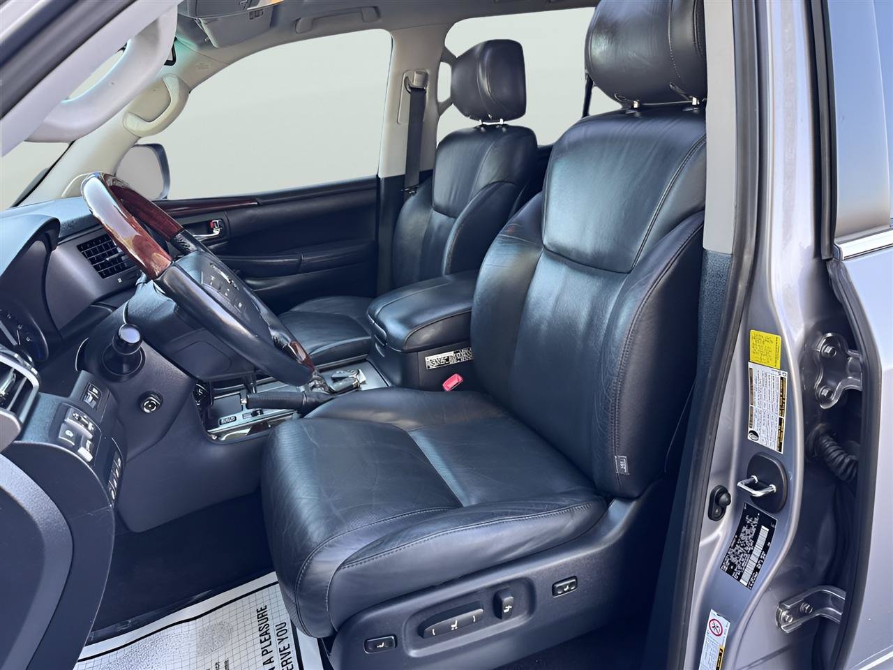 Used 2011 Lexus LX 570 4WD w/ Luxury Pkg image 12