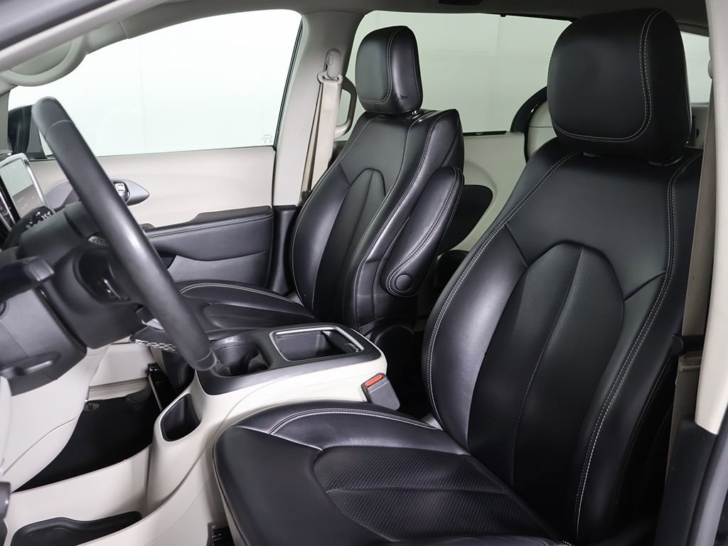 Used 2023 Chrysler Pacifica Touring-L FWD image 25