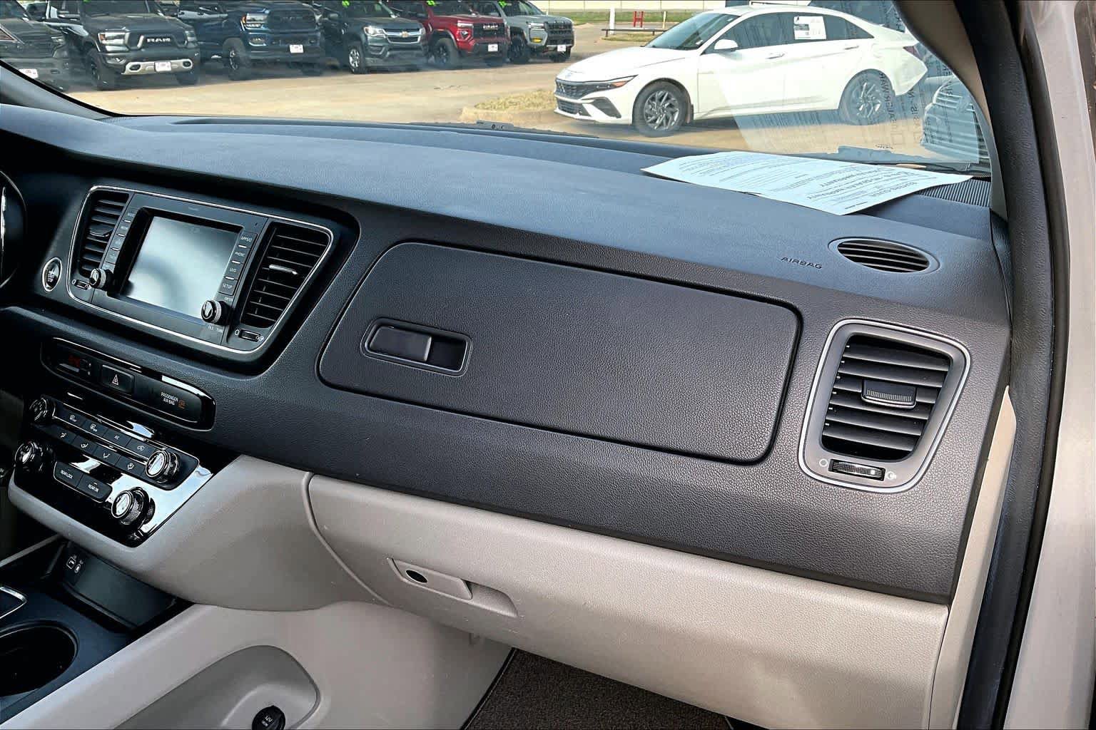 Used 2017 Kia Sedona LX w/ LX Essentials Premium Package image 17