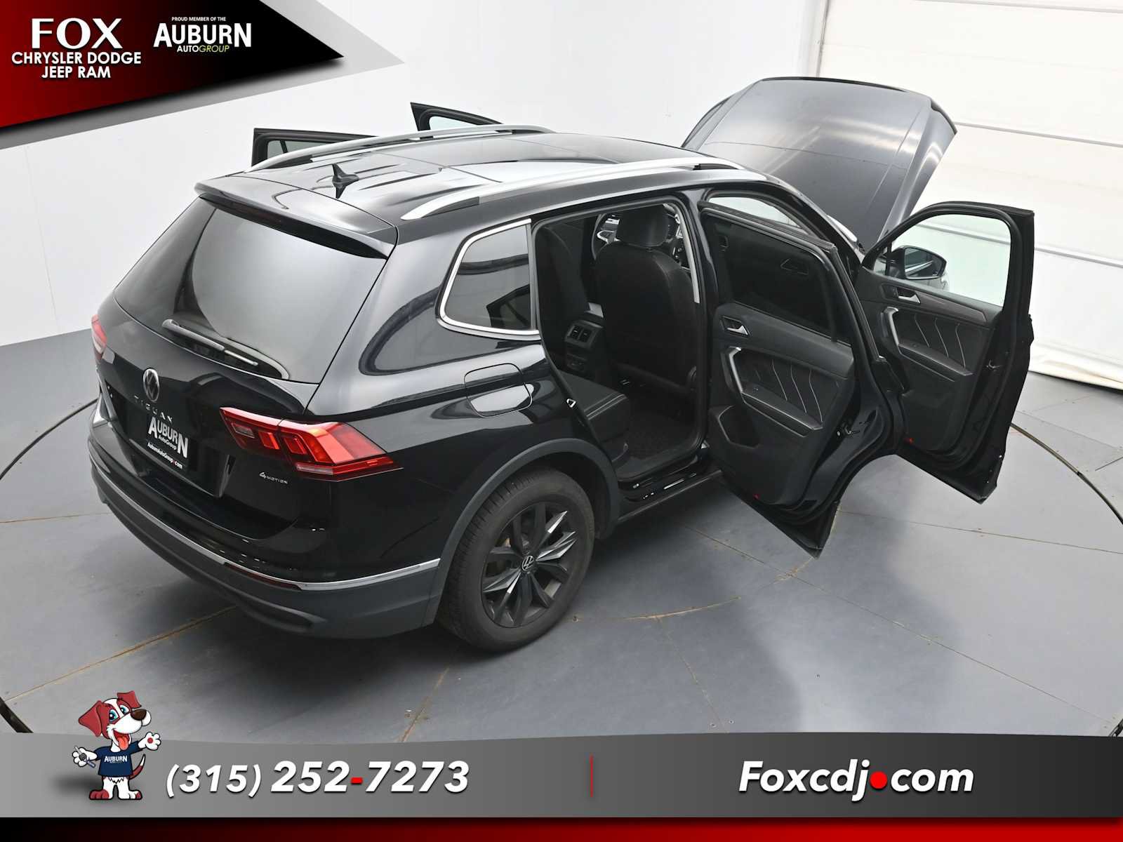 Used 2024 Volkswagen Tiguan SE w/ Panoramic Sunroof Package AWD/4WD image 41